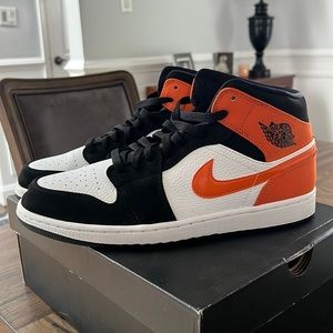 Jordan 1 mids shattered backwood